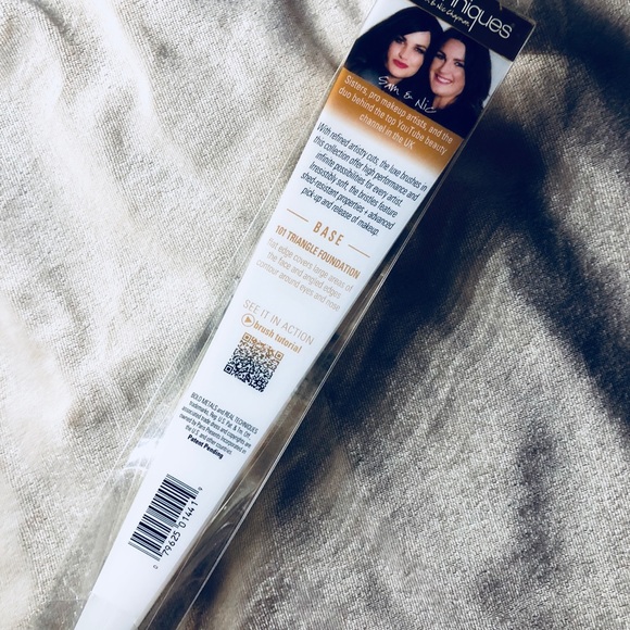 Real techniques foundation brush - Picture 2 of 3